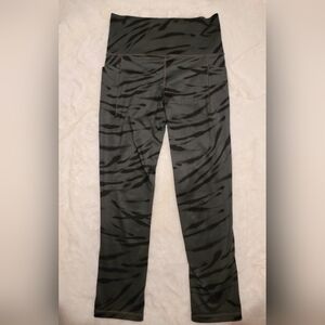 Athleta Salutation Stash Pocket Printed Capri Legging XST Zebra Anthracite Grey
